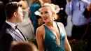 Aktris Scarlett Johansson bersama Colin Jost saat menghadiri acara SAG Awards 2020 di Los Angeles, California (19/1/2020). Scarlett Johansson tampil seksi mengenakan gaun biru dengan memamerkan tato di perut dan punggungnya di acara tersebut. (Chelsea Guglielmino/Getty Images/AFP)