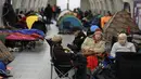 Orang-orang berlindung di stasiun metro saat serangan udara Rusia di Kyiv pada Selasa 25 November 2025, di tengah invasi Rusia ke Ukraina. Warga kembali turun ke stasiun kereta bawah tanah atau metro untuk berlindung ketika serangan rudal dan drone Rusia mengguncang ibu kota Ukraina, Kyiv. (Yan Dobronosov/AFP)