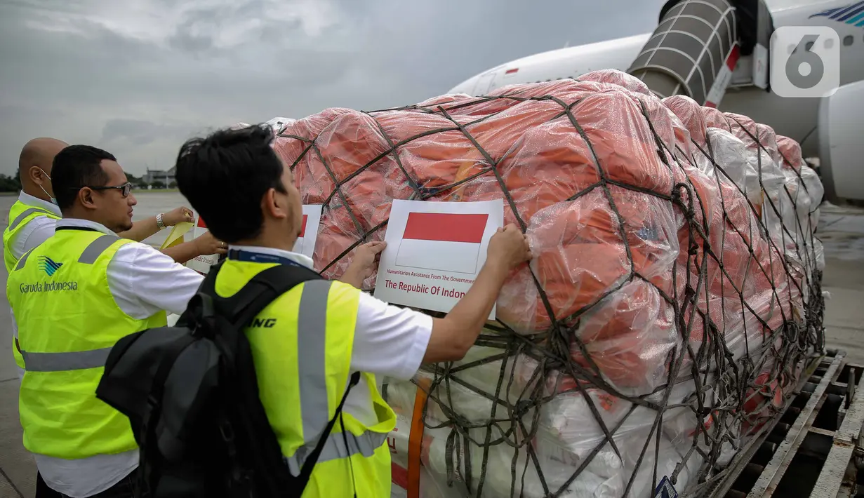 Petugas menyiapkan bantuan untuk penanganan gempa di Turki dan Suriah di di Base Ops Lanud Halim Perdana Kusuma, Jakarta, Selasa (21/2/2023). Dampak gempa ini menyebabkan 35.418 orang meninggal dunia lebih dari 24.921 orang luka luka dan lebih dari 80.000 lebih bangunan rusak. (Liputan6.com/Faizal Fanani)