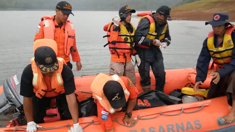 Evakusi jenazah korban tenggelam di Waduk Sempor, Kebumen. (Foto: Liputan6.com/Basarnas/Muhamad Ridlo)