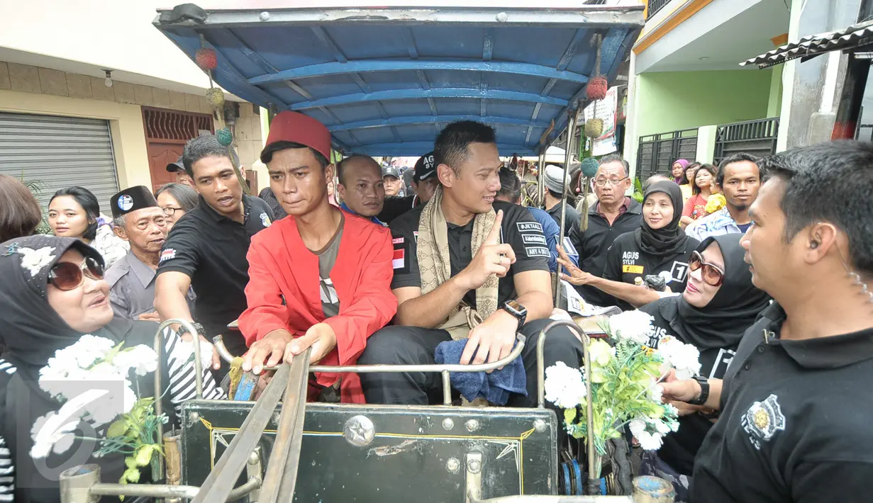 Cagub DKI Jakarta, Agus Harimurti Yudhoyono menaiki delman saat blusukan ke Pasar Sumur Batu, Kemayoran, Jakarta, Senin (28/11). Agus Harimurti Yudhoyono temui warga dan pedagang di Pasar Sumur Batu. (Liputan6.com/Yoppy Renato)