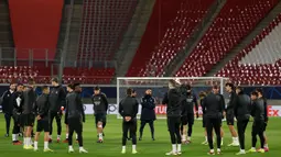 Para pemain Real Madrid melakukan pemanasan sebelum memulai sesi latihan di Red Bull Arena Stadium, Leipzig, Senin (12/2/2024) jelang menghadapi RB Leipzig pada leg pertama babak 16 besar Liga Champions 2023/2024. (AFP/Odd Andersen)