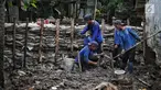 Petugas Suku Dinas SDA Jakarta Selatan membangun turap permanen di lokasi tanggul jebol di Kelurahan Jatipadang, Jakarta, Rabu (16/1). Kasudin SDA Jakarta Selatan Holi Susanto menargetkan pembangunan selesai dalam tiga minggu. (Liputan6.com/Faizal Fanani)