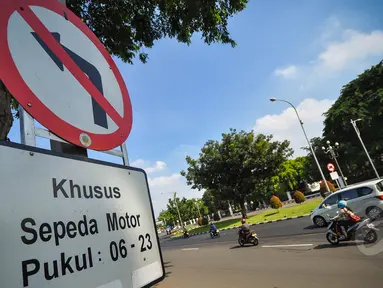 Pemprov DKI Jakarta merevisi aturan larangan sepeda motor melintas di Jalan MH Thamrim hingga Jalan Medan Merdeka Barat, Jakarta, Senin (6/4/2015). Pengendara sepeda motor diizinkan melintas mulai pukul 23.00 hingga 06.00 WIB. (Liputan6.com/Faizal Fanani)