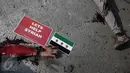 #SAVEALEPPO dikumandangkan pada aksi solidaritas peduli Suriah 'Stop Suriah Memerah Darah' di car free day Bundaran HI, Jakarta, Minggu (8/5). Aksi ini kembali dilakukan setelah ada pemboman di Aleppo beberapa waktu lalu. (Liputan6.com/Faizal Fanani)