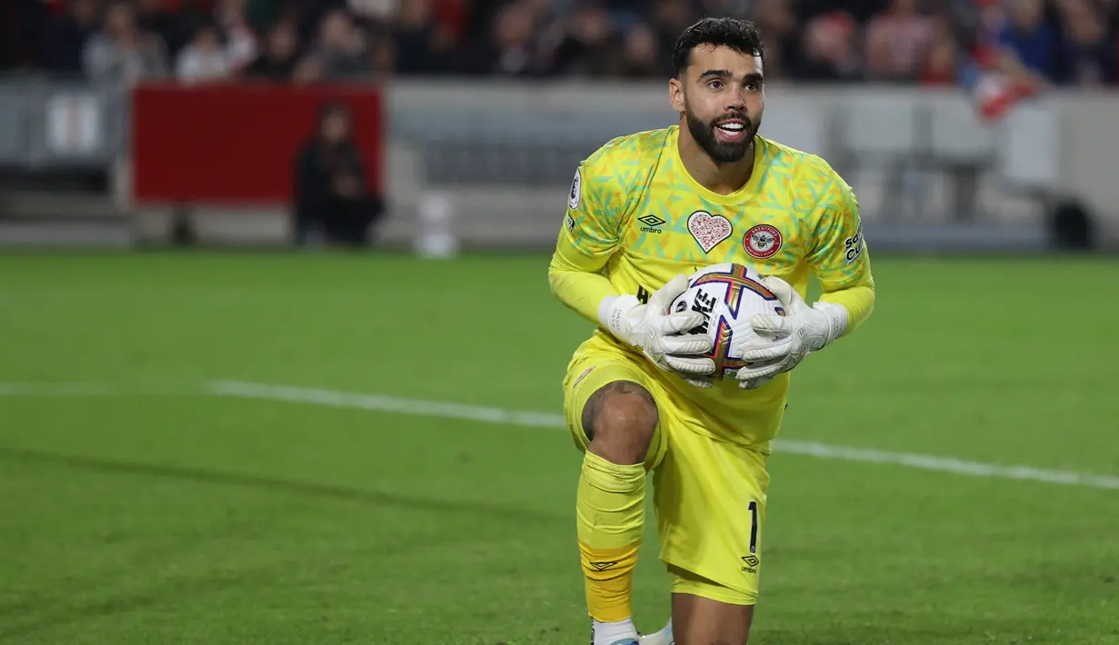 Kiper Brentford, David Raya menguasai bola saat menghadapi Chelsea pada laga Liga Inggris 2022/2023 di Gtech Community Stadium, London (19/10/2022). Manchester United mendapatkan pesaing yang cukup kuat untuk mendatangkan David Raya dari Brentford. Tottenham Hotspur pun menjadi peminat serius untuk menggantikan posisi Hugo Lloris yang berencana cabut dari Spurs untuk mencari tantangan baru. (AFP/Adrian Dennis)