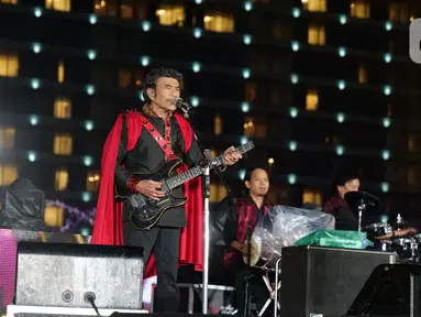 Penampilan Rhoma Irama saat konser Happy New Year 2020 di Bundaran HI, Jakarta, Selasa (31/12/2019). Raja Dangdut Rhoma Irama dan Soneta Group menjadi band utama yang mengiringi musik legendarisnya di konser tersebut. (Liputan6.com/Herman Zakharia)