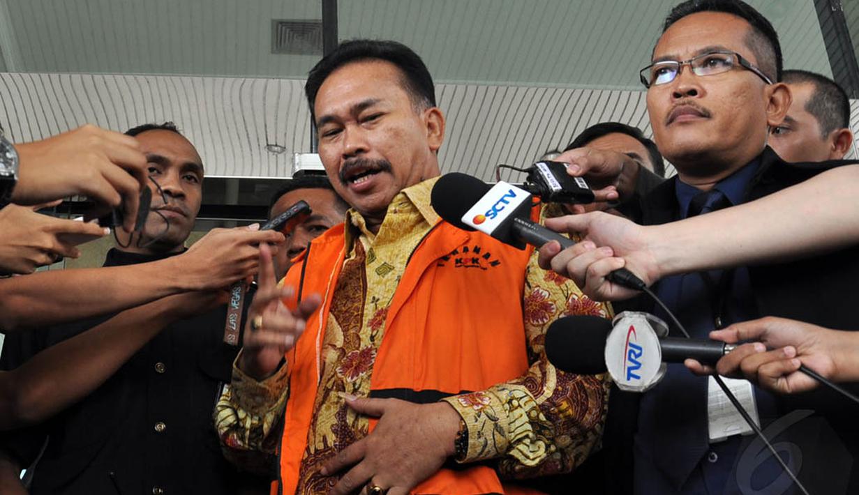 Saat keluar dari Gedung KPK, Bonaran Situmeang mengaku sudah sepuluh hari tidak minum obat, Jakarta, (15/10/14). (Liputan6.com/Miftahul Hayat) 