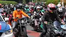 Puluhan komunitas sepeda motor gede (moge) dan sepeda motor sport mengawal parade pembalap MotoGP di kawasan Jakarta, Rabu (16/3/2022).  Gelaran parade MotoGP di Jakarta dalam rangka penyambutan event MotoGP Mandalika 2022. (Liputan6.com/Herman Zakharia)
