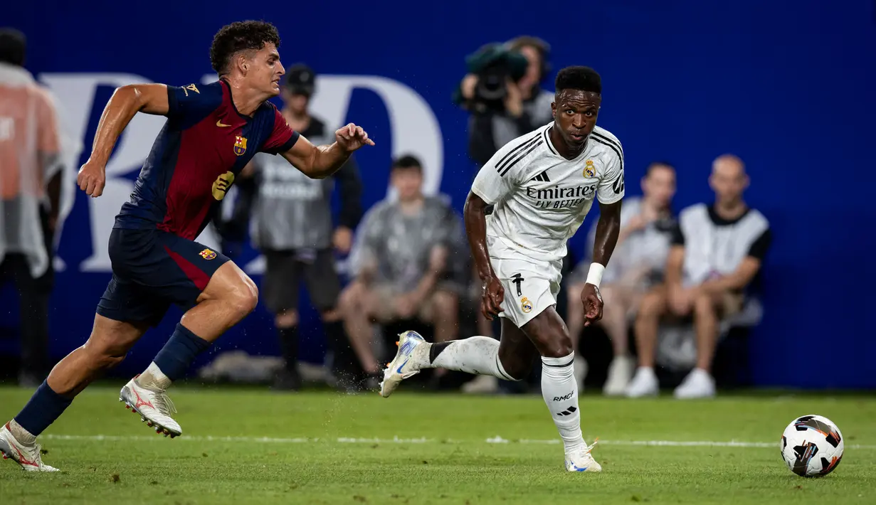 Barcelona sukses mengalahkan musuh abadi, Real Madrid dengan skor 2-1 dalam laga uji coba pramusim bertajuk Soccer Champions Tour. (Ira L. Black/Getty Images North America/Getty Images via AFP)