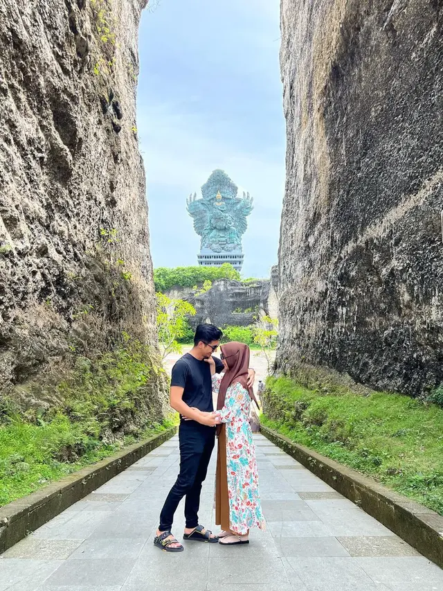 Dikabarkan Tengah Hamil, Ini 7 Potret Mesra Ria Ricis dan Teuku Ryan