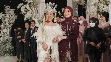 Komika Neneng yang merupakan sahabat dari Kiky Saputri tampak selalu menemani dalam serangkaian pernikahan. Dalam acara pernikahan, perempuan kelahiran Garut, 6 Maret 1998 itu tampil menawan jadi bridesmaid dengan balutan kebaya merah maroon. tidak sedikit warganet yang memuji penampilannya begitu adem bak ubin masjid. (Liputan6.com/IG/@nenengrismawulandari)