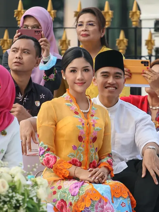 Potret tak kalah menawan dari pasangan Kaesang dan Erina di acara Istana Berkebaya. Kaesang tampil sederhana dengan atasan putih polos dipadu celana panjang hitam, sedangkan Erina tampil cantik dengan kebaya encim berwarna oranye dengan bordir floral yang manis. [Foto: Instagram/erinagudono]