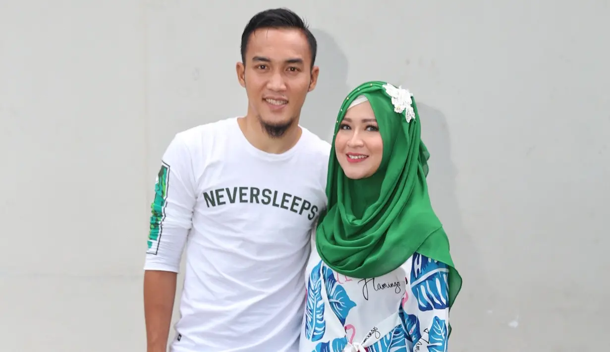 Pesepakbola Gunawan sering kali mendapatkan godaan melalui DM di Instagram. Tidak sedikit yang ingin menjadi teman dekatnya. Ditemui di kawasan Tendean Okie menjelaskan postingannya yang sempat viral tersebut. (Adrian Putra/Bintang.com)