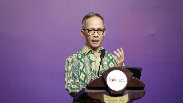 Ketua Dewan Komisioner OJK Mahendra Siregar dalam Risk & Governance Summit 2023 dengan tema “Sustainable Governance: Digital Transformation as A Game Changer, Ethical Culture as A Value Keeper” di Jakarta, Kamis (30/11/2023). (Dok OJK)