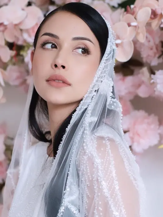 Pada gelaran pengajian jelang pernikahan, Estelle Linden terlihat begitu memesona dalam makeup simpel. Bahkan, dirinya juga banjir pujian dari netizen serta doa dalam unggahan Instagram pribadinya. (Liputan6.com/IG/@estelleelinden)