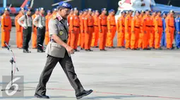 Kapolri Jenderal Polisi Badrodin berjalan untuk memimpin upacara HUT ke-65 Polisi Air dan Udara (Polairud) di Markas Korps Direktorat Polisi Udara Baharkam Polri, Pondok Cabe, Pamulang, Tangerang Selatan, Senin (1/12). (Liputan6.com/Yoppy Renato)