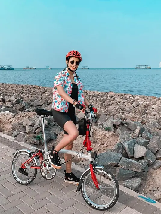 "Lagi (sibuk) ngurus bisnis sendiri. Punya brand sendiri, namanya Kirana. kita produksi hand sanitizer, body wash sama body lotion," kata Kirana Larasati di kawasan Kapten Tendean, Jakarta Selatan, belum lama ini. (Instagram/kiranalarasati)