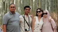 Tak hanya berdua, Arhan dan Azizah ditemani oleh orang tua. Keluarga Andre Rosiade turut hadir menyambangi anaknya. Momen harmonis Arhan bertemu dengan mertua ini curi perhatian. (Liputan6.com/IG/arhanazizah.official)