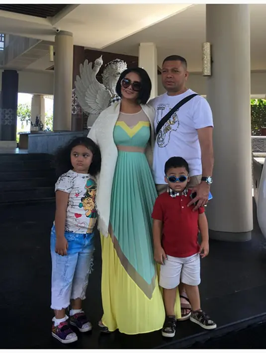 Selain surat yang ditulis tangan oleh Diva Pop ini, KD juga memberikan sebuah buku Berjudul 'Raul Meu Amor: Cintaku Tertambat Pada Pria Timor'. (Instagram/@raullemos06)