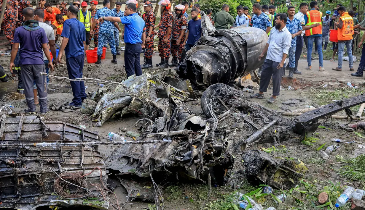 Sebelumnya, sebuah pesawat latih milik Angkatan Udara Bangladesh jatuh menimpa salah satu kompleks sekolah di Dhaka, tidak lama setelah lepas landas pada Senin (21/7/2025). (Jubair Bin IQBAL/AFP)