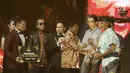 Menteri Sosial Idrus Marham memberikan piala kepada I Putu Gede Paramadipa dalam kategori pelestarian budaya & best story saat ajang Liputan6 Awards 2018 di SCTV Tower, Jakarta, Minggu (20/5). (Liputan6.com/Herman Zakharia)