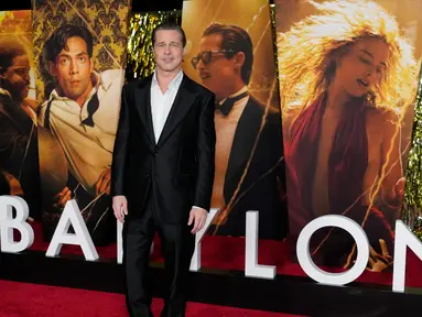 Brad Pitt berpose saat menghadiri premiere film "Babylon" di Academy Museum of Motion Pictures, Los Angeles, Amerika Serikat, 15 Desember 2022. Brad Pitt terlihat jauh lebih muda dari usianya yang 58 tahun saat melangkah ke karpet merah. (AP Photo/Chris Pizzello)