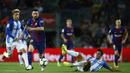 Gelandang Barcelona, Lionel Messi, melewati hadangan para pemain Malaga pada laga La Liga di Stadion Camp Nou, Barcelona, Sabtu (21/10/2017). Barcelona menang 2-0 atas Malaga. (AP/Manu Fernandez)