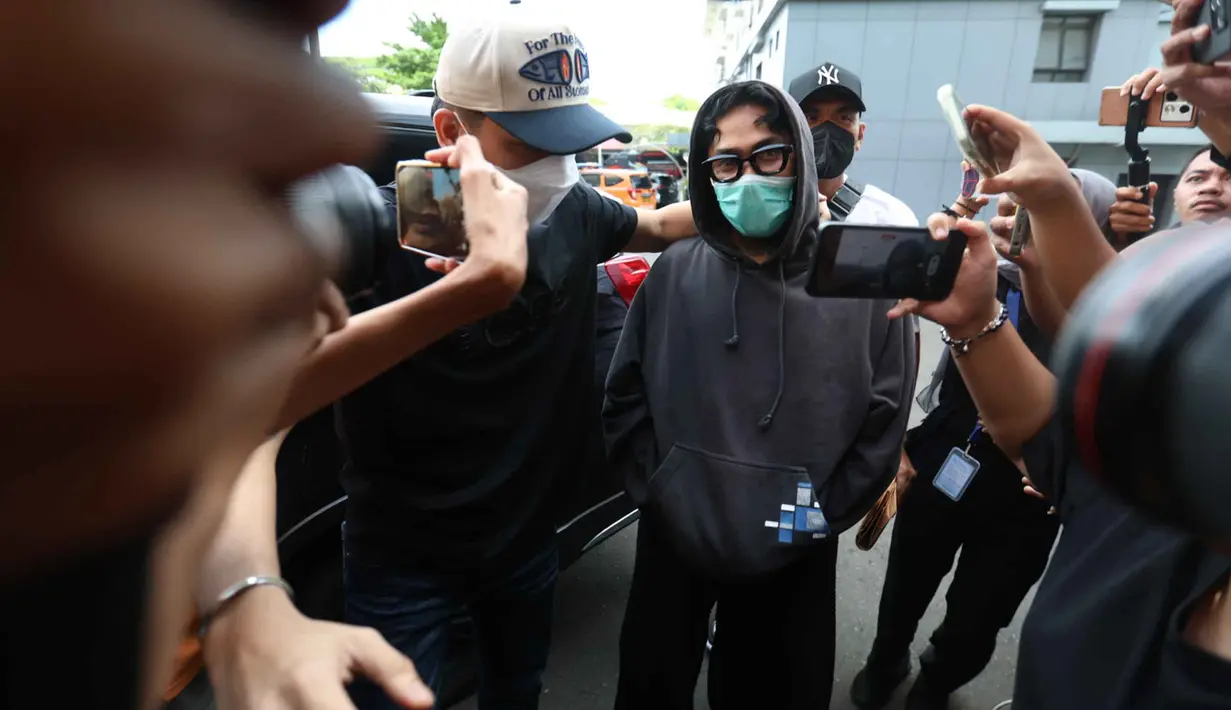 Musisi sekaligus aktor, Onadio Leonardo atau akrab disapa Onad, saat tiba di Polres Jakarta Barat pada Senin (3/11/2025). Ia ditangkap bersama dengan istrinya, Beby Prisillia, yang kemudian dibebaskan. (Kapanlagi.com/Budy Santoso)