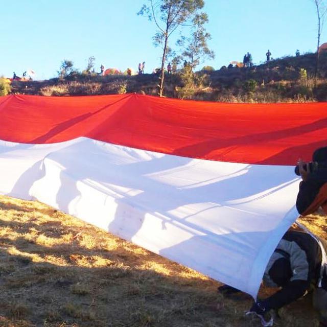 Potret Keberagaman Dari Merah Putih Yang Berkibar Di Gunung Slamet Dan Prau Regional Liputan6 Com