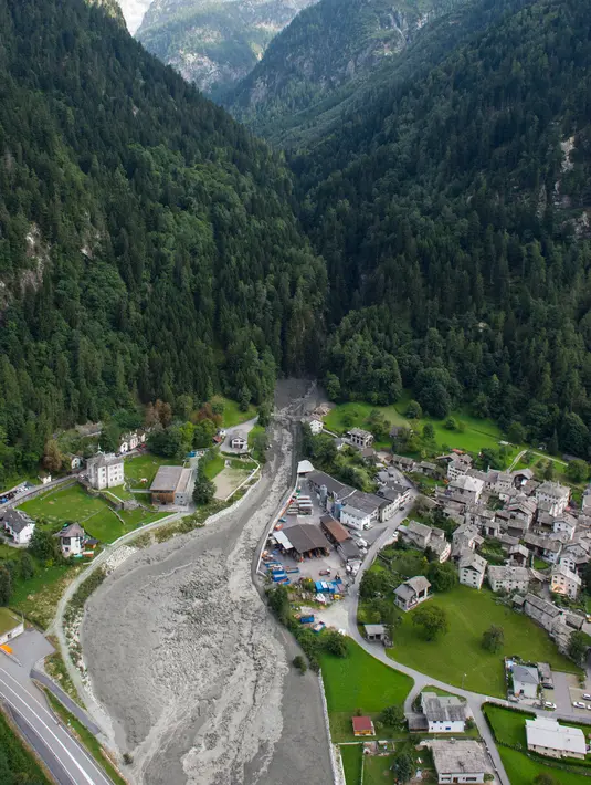 Suasana tanah longsor yang menerjang desa terpencil di wilayah Bondo, Swiss (23/8). Akibat bencana tersebut akses jalan keluar masuk ke desa tersebut lumpuh terhalang material lumpur dan batu. (Giancarlo Cattaneo / Keystone via AP)