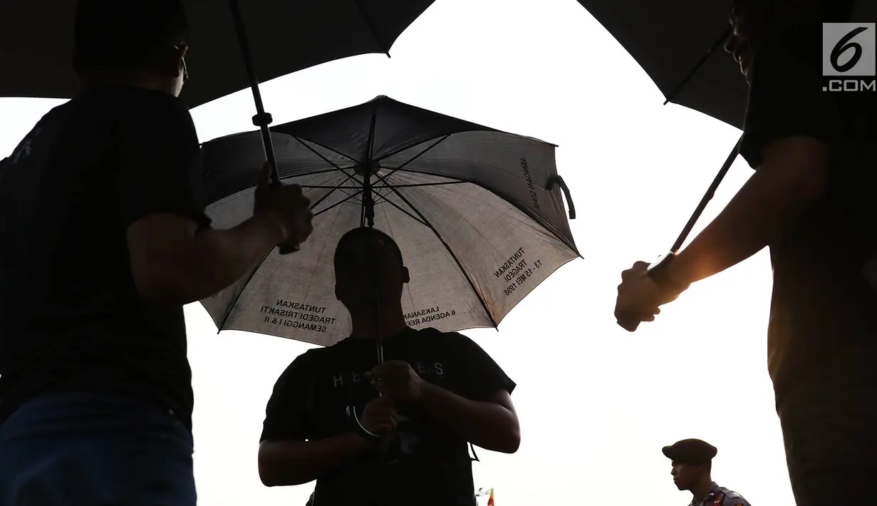 Aktivis JSKK menggelar aksi diam Kamisan ke-540 di depan Istana Merdeka, Jakarta, Kamis (31/5). Para aktivis menuntut agar Presiden Joko Widodo menyelesaikan kasus perkosaan, pembunuhan, dan kerusuhan peristiwa 1998. (Liputan6.com/Immanuel Antonius)