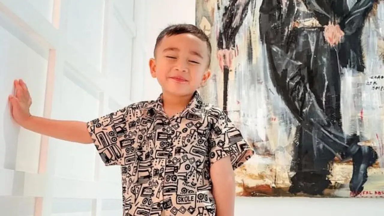 5 Potret Rayyanza Berpose Tirukan Gaya Ikonik Raffi Ahmad, Tingkahnya Super Menggemaskan. (credit: instagram.com/raffinagita1717)