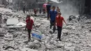 Dalam lebih kurang 21 bulan, serangan Israel yang intens di sejumlah wilayah di Gaza juga telah menghancurkan lingkungan perlindungan bagi penyandang disabilitas dan para lansia. (Omar AL-QATTAA/AFP)