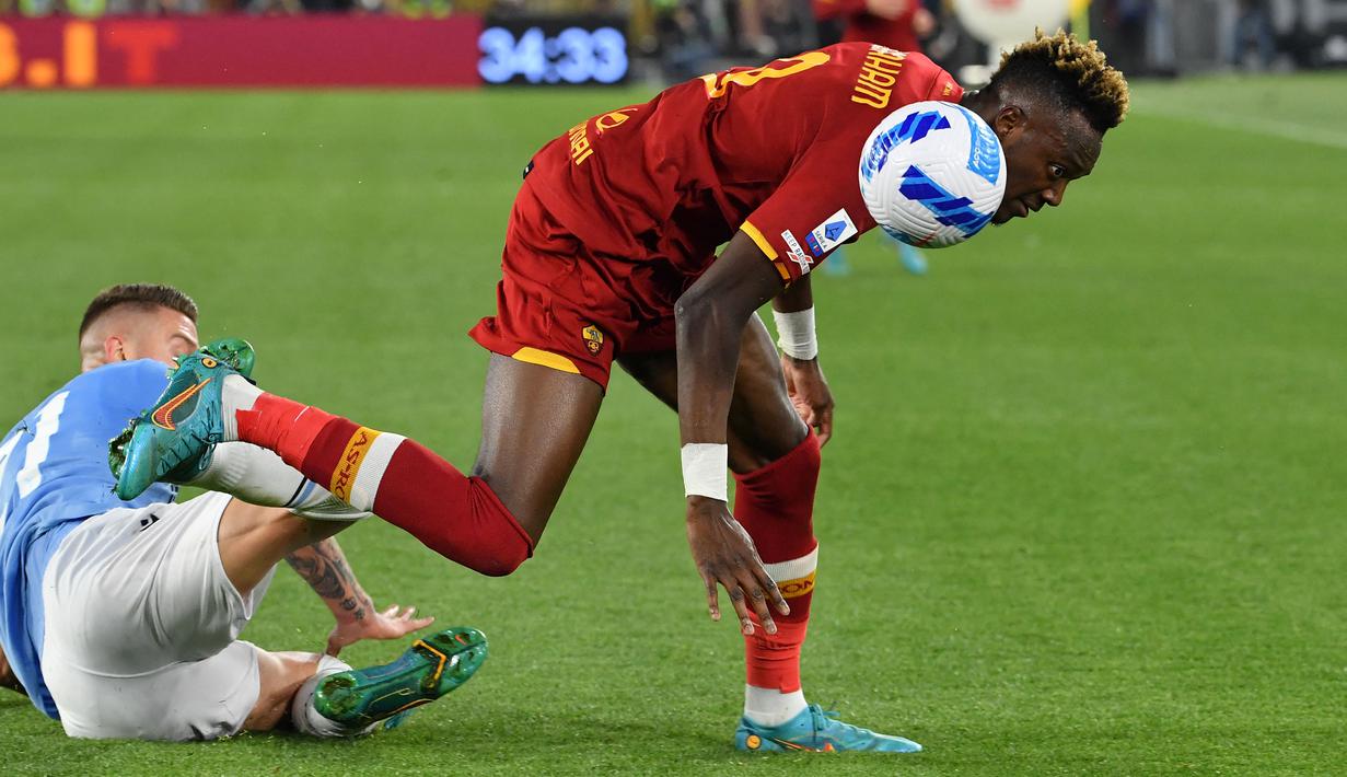 Memasuki 10 menit akhir, Roma mulai menjaga tempo untuk mempertahankan skor. Tidak ada gol tambahan. Skor 3-0 untuk kemenangan pasukan Jose Mourinho. (AFP/Tiziana Fabi)