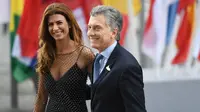 Presiden Argentinia Mauricio Macri dan istrinya Juliana Awada tersenyum saat tiba menghadiri KTT G20 di aula Elbphilharmonie di Hamburg, Jerman, (7/7). Sejumlah pemimpin negara berkumpul dalam KTT G20 pada 7-8 Juli 2017. (AFP Photo/Patrick Stollarz)