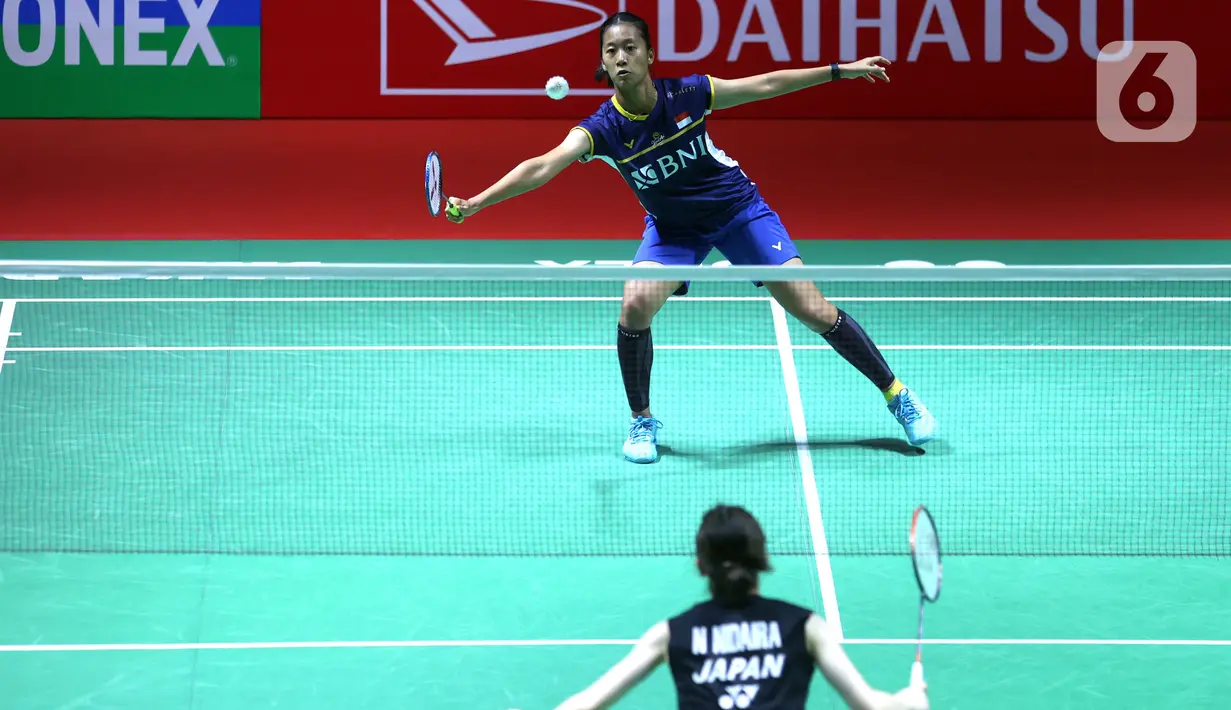 Partai pertama berlangsung alot. Pada awal gim, Putri merebut poin dari lawannya. Tapi Natsuki Nidaira dengan cepat menyamakan dan berbalik unggul lewat rentetan empat poin beruntun. (Bola.com/M. Iqbal Ichsan)