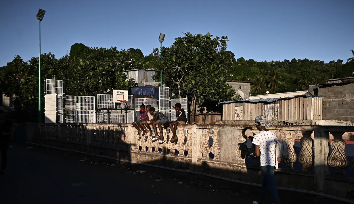 Operasi tersebut awalnya memicu bentrokan antara pemuda dan pasukan keamanan di Mayotte – dan memicu ketegangan politik dengan Komoro.  (AFP/PHILIPPE LOPEZ)
