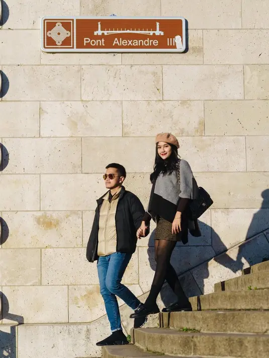 Di momen lain, Erina menjinjing tas Chanel Classic Handbag Lambskin & Gold-Tone Metal Black seharga Rp161 juta. [Foto: Instagram/ Erina Gudono]