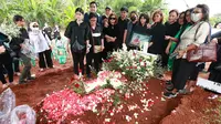 Pihak keluarga berfoto selesai prosesi pemakaman mantan pelatih Timnas Indonesia, Benny Dolo di Tempat Pemakaman Umum (TPU) Pondok Benda, Pamulang, Tangerang Selatan, Sabtu (4/2/2023) siang WIB. Bendol, sapaan akrabnya, meninggal dunia pada Rabu (1/2/2023) karena sakit. (Bola.com/M Iqbal Ichsan)