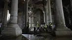 Para anggota tim restorasi bekerja di "Sunken Palace" (istana bawah tanah) di Istanbul, Turki (27/8/2020). Dengan luas total 9.800 meter persegi, waduk air raksasa "Sunken Palace" dibangun pada abad ke-6 pada masa pemerintahan Kekaisaran Bizantium. (Xinhua/Osman Orsal)