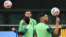Bermain di depan publik sendiri, El Tri, julukan Timnas Meksiko, berusaha bangkit setelah catatan buruk mereka di Piala Dunia edisi sebelumnya karena tidak lolos ke fase gugur. Padahal, Meksiko punya rekor konsisten dengan tampil di Piala Dunia dan selalu lolos ke 16 besar dalam tujuh edisi sebelumnya secara beruntun. (AFP/Yuri Cortez)