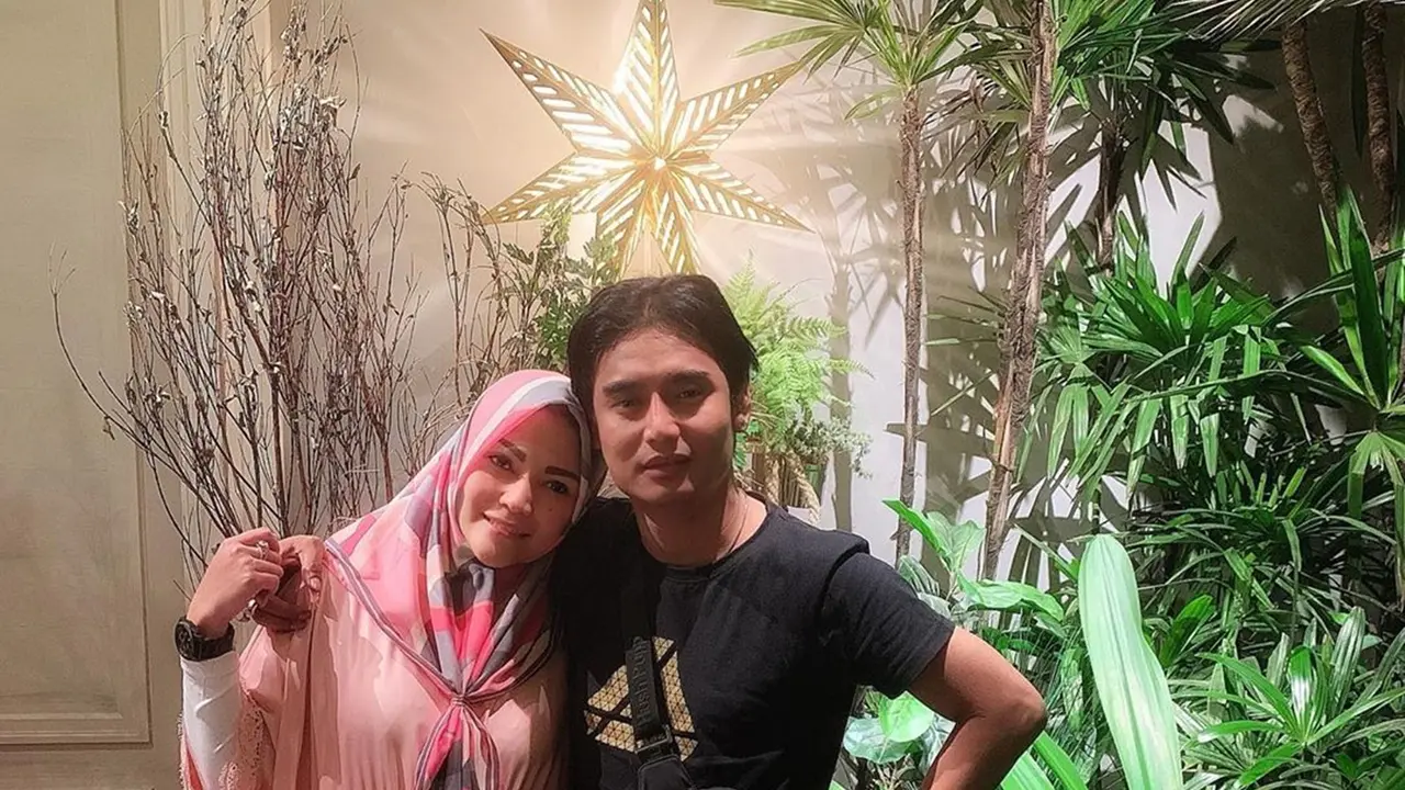 6 Potret Mesra Charly Van Houten dan Istri, Sudah 15 Tahun Menikah