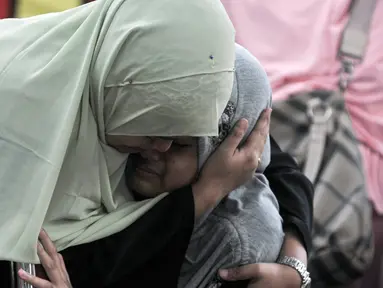 Keluarga korban menangis saat penyerahan jenazah korban KM Zahro di RS Polri, Jakarta, Selasa (3/1). Sebanyak 5 jenazah KM Zahro yang telah teridenfikasi oleh tim DVI Polri diserahkan kepada keluarga korban. (Liputan6.com/Yoppy Renato)