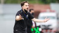 Pelatih Bhayangkara FC, Paul Munster saat menghadapi Persipura Jayapura dalam laga pekan ke-15 BRI Liga 1 2021/2022 di Stadion Moch. Soebroto, Magelang, Kamis (02/12/2021). (Bola.com/Bagaskara Lazuardi)
