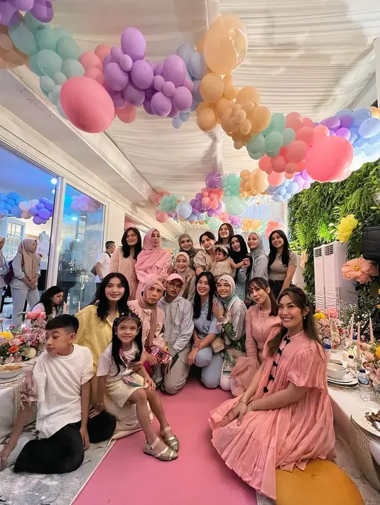 Ayu Dewi memilih mini dress pink pastel dengan detail lengan puffy dan aksen pita hitam yang memberi sentuhan playful dan feminin. Gayanya yang enerjik dan ceria selalu berhasil mencuri perhatian di setiap kesempatan. [@rieta_amilia/@syahnazs/@aaliyah.massaid].