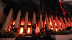 Petugas pemadam kebakaran memadamkan api di gedung Kantor Pos di Manila, Filipina pada 22 Mei 2023. (AFP/STR)