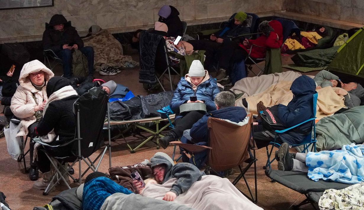 Gelombang serangan drone dan rudal besar Rusia memaksa penduduk kembali ke stasiun bawah tanah saat suhu di luar turun hingga di bawah -20°C. Tampak dala foto, warga berlindung di stasiun metro selama serangan udara Rusia di Kyiv, pada Selasa 3 Februari 2026 pagi waktu setempat. (Serhii Okunev/AFP)