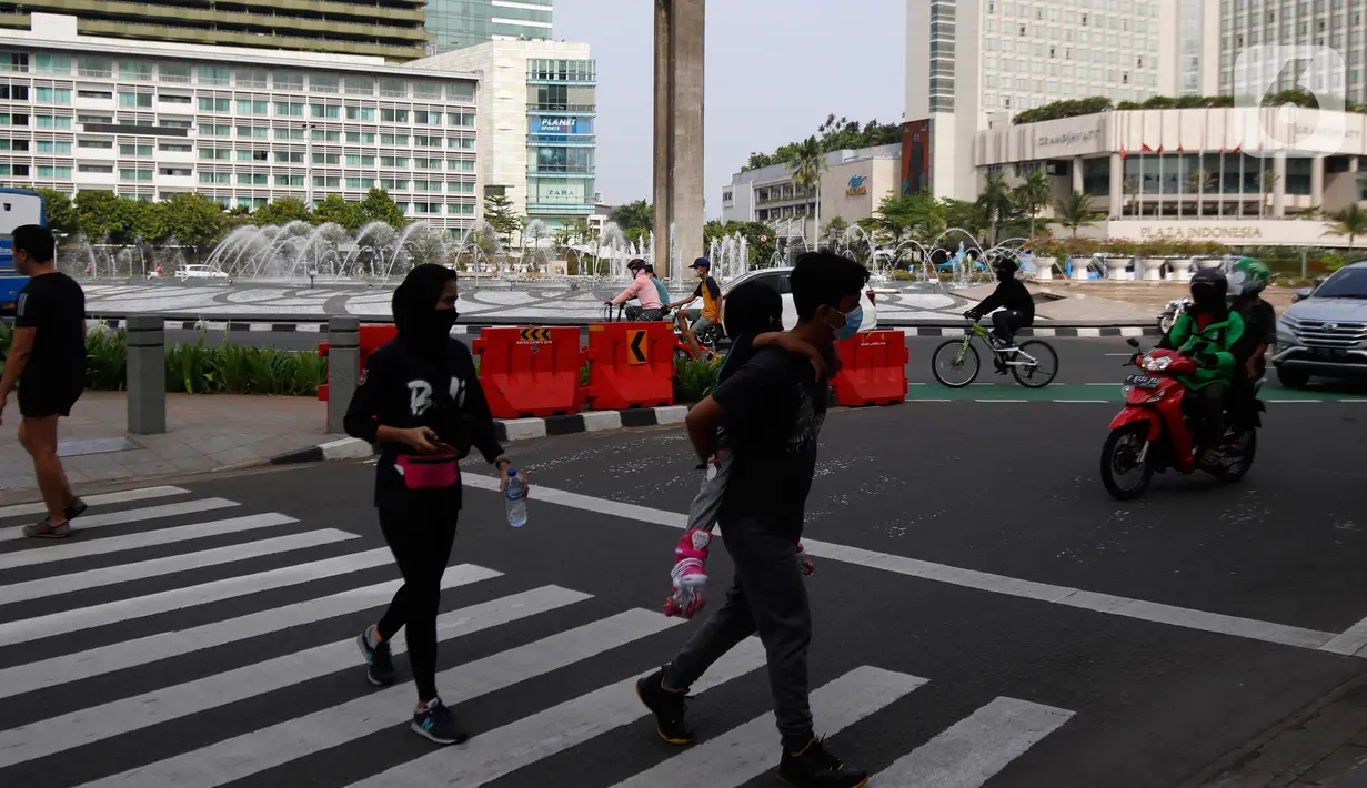 Warga beraktivitas saat penerapan PPKM level 1 di kawasan Jalan Sudirman - Thamrin, Jakarta, Minggu (7/11/2021). WHO melaporkan Indonesia nihil provinsi beresiko sedang dan tinggi Covid- 19. Akibatnya, antusiasme warga yang beraktivitas di luar ruangan meningkat. (Liputan6.com/Johan Tallo)