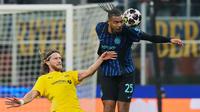 Di babak kedua, I Nerazzurri masih mempertahankan tempo permainannya. Tampak dalam foto, pemain Inter Milan, Manuel Akanji (kanan) berebut bola dengan Kasper Hogh dari Bodo/Glimt selama pertandingan babak playoff Liga Champions 2025-2026 di stadion San Siro, Italia, Selasa 24 Februari 2026 waktu setempat atau Rabu (25/2/2026) dini hari WIB. (AP Photo/Luca Bruno)